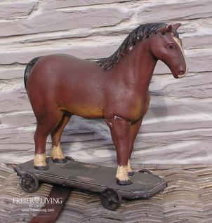 Braunes Pferd auf Rädern Antik Statue und Skulptur Nostalgie