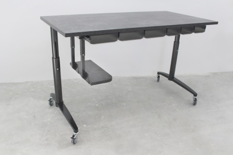 Design Schreibtisch in dunkler Beton Optik mit Rollen und Schreibtischschubladen