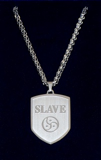 Exklusiver BDSM Schmuck Wappen Anhänger + Halskette Motiv: SLAVE