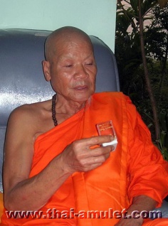 Thai Amulett Thao Wetsuwan (Yak) von Luang Phu Sawat. Abt des Wat Kaset Suk, Tambon Mae Ga, Amphoe Payao, Changwat Payao, Thailand, aus dem Jahr BE 2544 (2001). - Vorschau 5