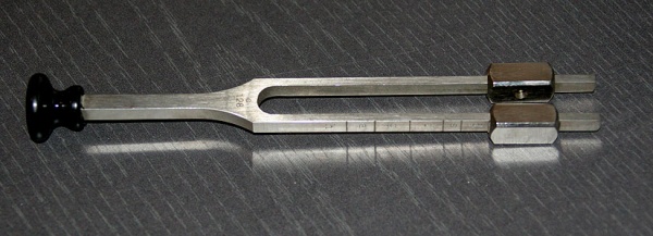 Stimmgabel n. Lucae. C128. mit verschiebaren Dämpfern und Gummifuß (Tuttlinger Qualität)
