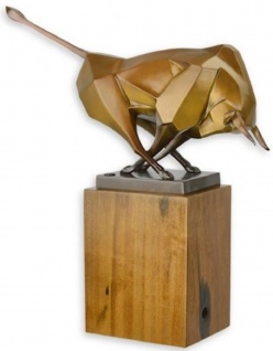 Casa Padrino Designer Bronzefigur Stier Bronze / Gold / Braun 43, 5 x 12, 9 x H. 44, 5 cm - Bronze Skulptur mit Holzsockel - Wohnzimmer Deko - Schreibtisch Deko - Elegante Dekofigur