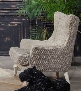 Casa Padrino Luxus Barock Ohrensessel Hellgrau / Weiß / Gold - Eleganter Wohnzimmer Sessel mit Muster - Wohnzimmer Möbel im Barockstil