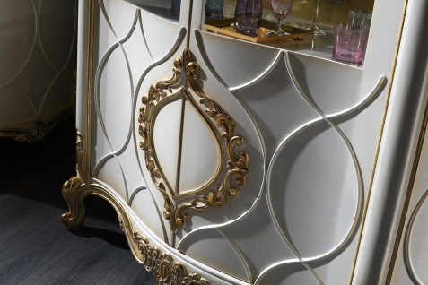 Casa Padrino Luxus Barock Vitrine Weiß / Antik Gold 132 x 57 x H. 201 cm - Prunkvoller Barock Vitrinenschrank mit 2 Türen - Barock Wohnzimmermöbel 3