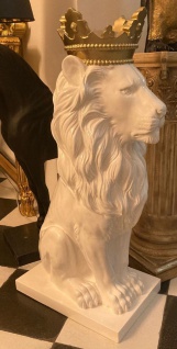 Casa Padrino Luxus Dekofigur Löwe mit Krone Weiß / Gold H. 80 cm - Wetterbeständige Deko Skulptur - Wohnzimmer Deko - Garten & Terrassen Deko Tierfigur
