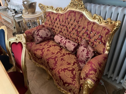 Casa Padrino Barock 2er Sofa Bordeaux Muster / Gold mit Bling Bling Glitzersteinen und Kissen - Antik Stil Wohnzimmer Möbel