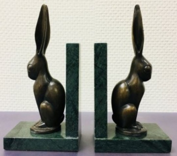 Casa Padrino Luxus Buchstützen 2er Set Bronze Hasen 9 x 13 x H. 24 cm - Deko Bronzefiguren mit Marmorsockel