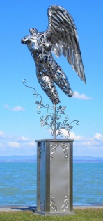 Casa Padrino Luxus Gartendeko Skulptur Engel auf Säule Silber 53 x 98 x H. 300 cm - Große Edelstahl Deko Figur - Gartenfigur - Hotel Garten Deko