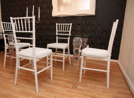 Designer Acryl Esszimmer Set Weiß/Weiß - Ghost Chair Table - Polycarbonat Möbel - 1 Tisch + 4 Stühle - Casa Padrino Designer Möbel