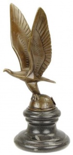 Casa Padrino Luxus Art Deco Bronze Skulptur Adler auf Globus mit Marmorsockel Bronzefarben / Schwarz 11 x 11, 5 x H. 22, 8 cm - Bronzefigur - Dekofigur - Deko Accessoires