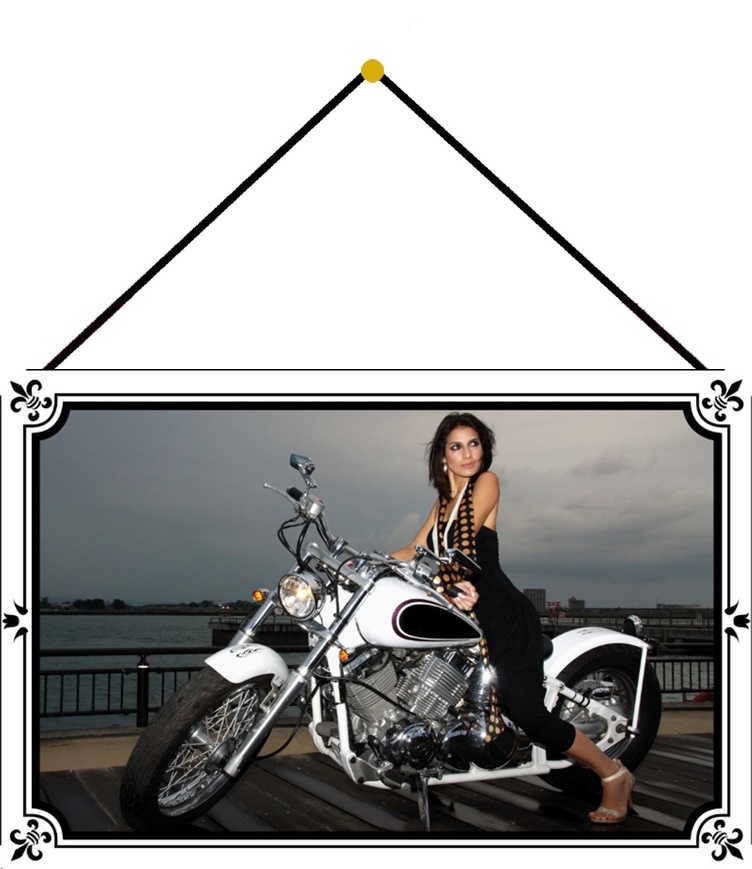 Blechschild Rockabilly Frau mit Motorrad Metallschild Deko 20x30 mit Kordel