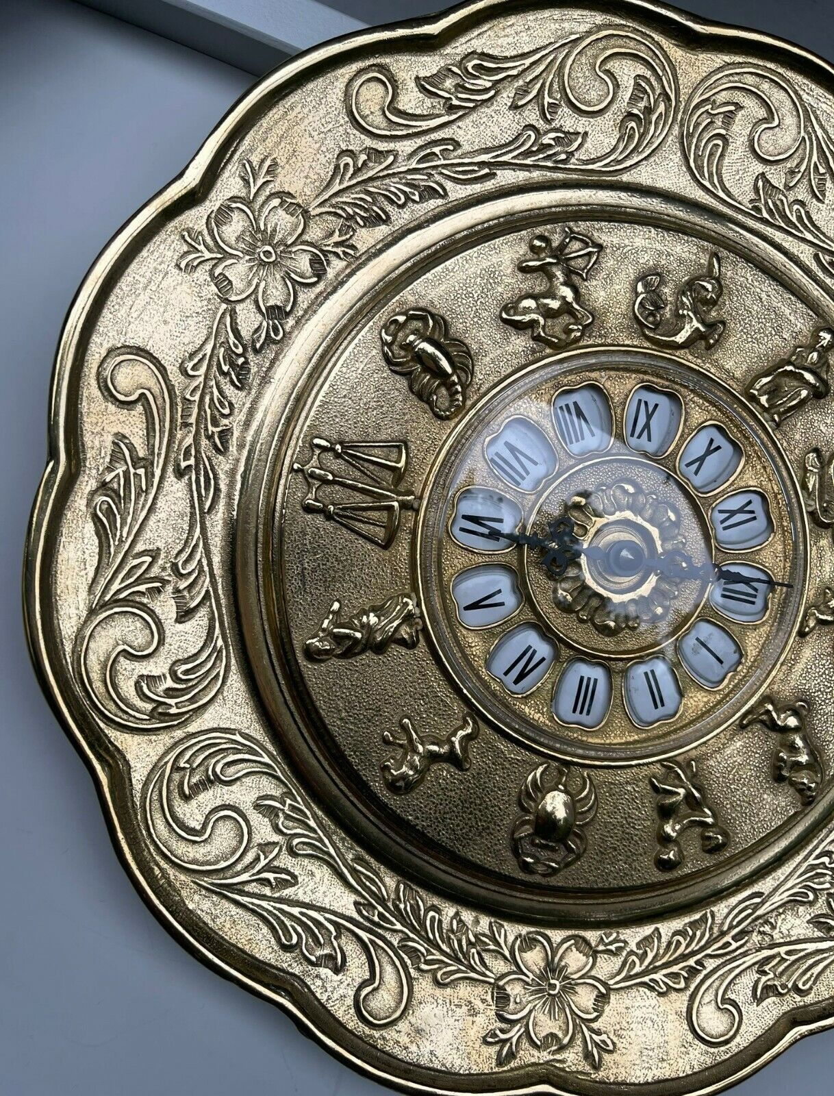 Wanduhr Messing Gold Horoskop mit Sternzeichen Barock Uhr Quarz Rund 31cm 
