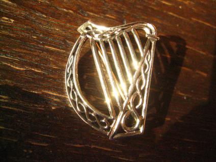 geschmackvolle gold schimmernde Bronze Brosche Harfe Irland Kelten LARP Barde