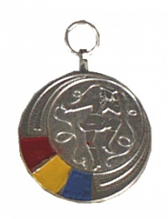 1241 Runder Metallorden mit eingeprägter Tanzmarie, silberfarben, mit den Farben rot gelb blau, - Vorschau 