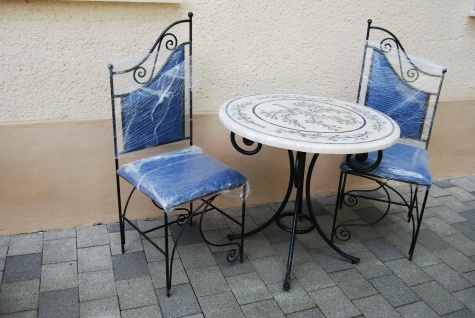 Mosaik Tisch mit 2 Stühlen, Marmorplatte, Sitzgruppe aus Schmiedeeisen D.80cm 5