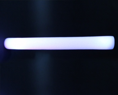 LED Leuchtstab aus Schaumstoff 3 Funktionen 4, 5x25cm Batteriebetrieben